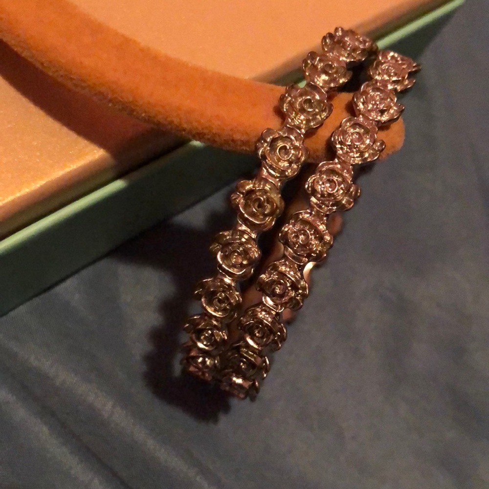 Bracelet —
